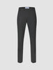 Motion Suit Pants Regular Pepper Grey – smalpassade byxor i skandinavisk design med en knapp och 360°-stretch.