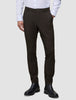 Mörkbruna Motion Suit-byxor i slim fit-modell, Slim Cognac, med 360°-stretch, vit skjorta med knappar och svarta Chelsea-kängor.