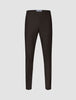 Motion Suit-byxor Slim Cognac i mörkbrunt med smal passform, mittveck och 360°-stretch.