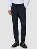Slim-fit Motion Suit-byxor i färgen Slim Midnight Blue med 360°-stretch, kombinerade med en vit skjorta och mörka loafers.