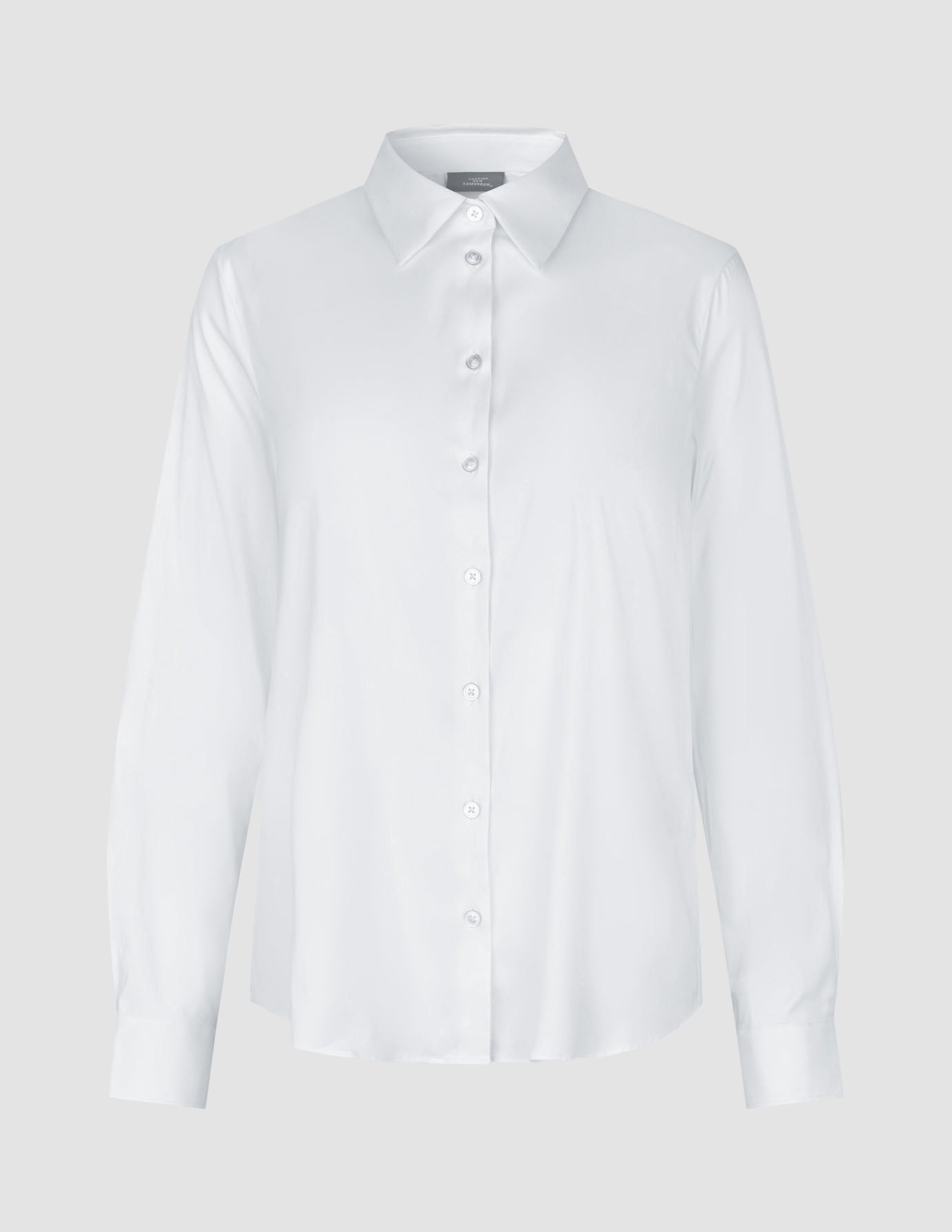 En fräsch vit damskjorta i Oxford-stil, modell ”White Regular”, i ett lyxigt material, präglad av skandinavisk design.