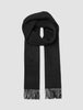Scarf Black, en svart kashmirhalsduk med fransar i ändarna.