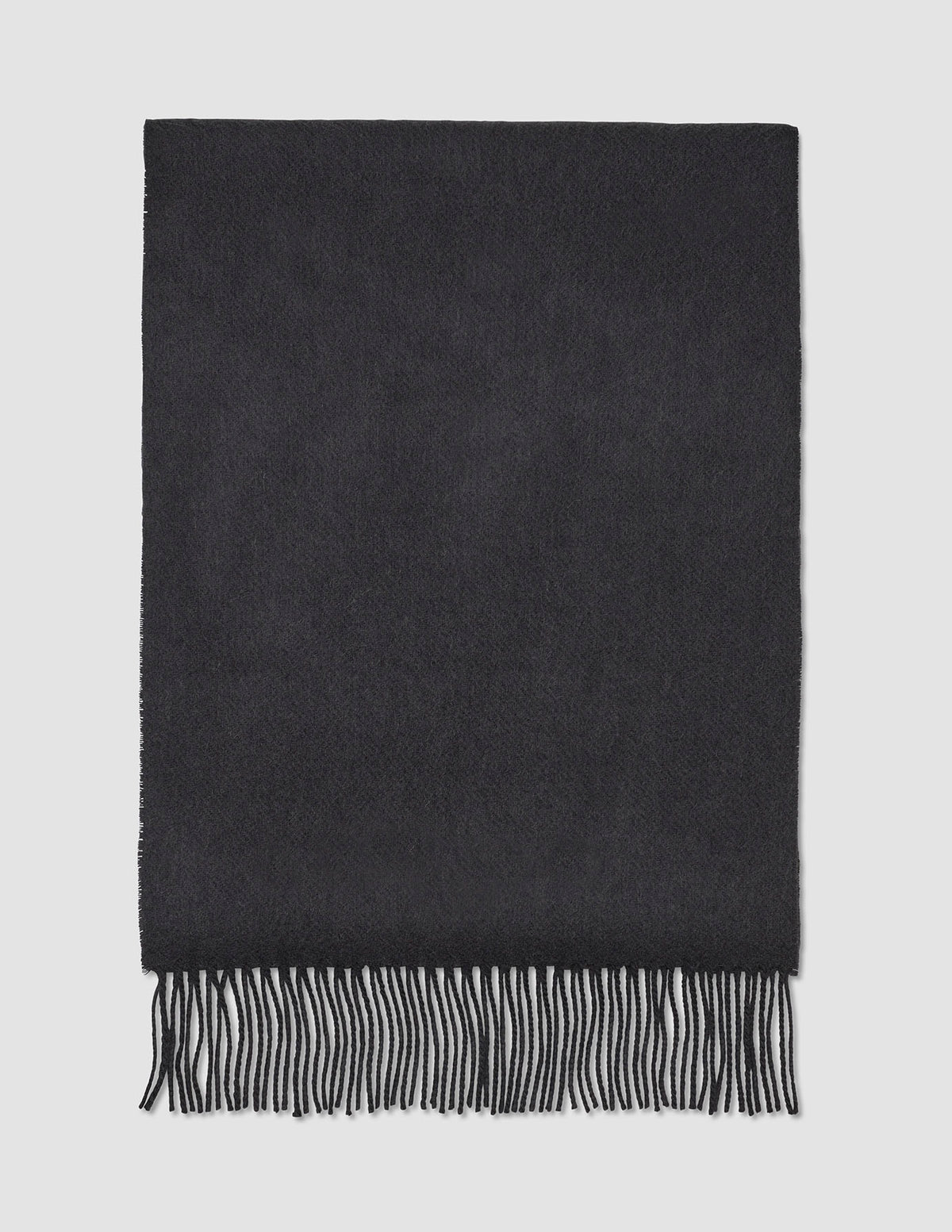Halsduk i kolgrått, tillverkad av ull med fransar i ena änden, i klassisk skandinavisk design.