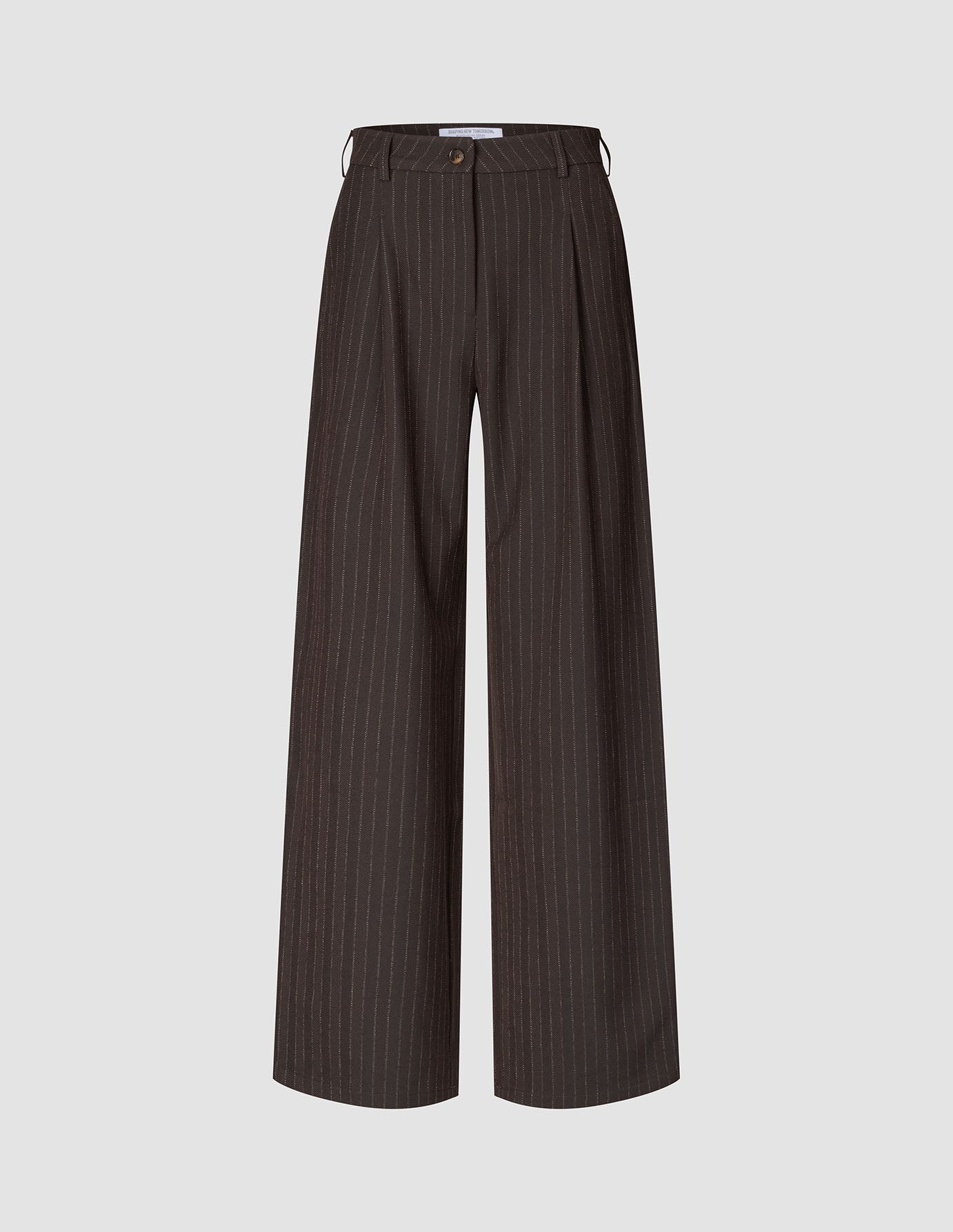 Mörkbruna byxor i modellen Serene Pants Wide Walnut Herringbone med smala ränder, vid passform, knäppning framtill och bälteshällor.