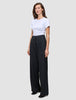 Kvinna klädd i en vit t-shirt och svarta Serene Pants Wide med hög midja.