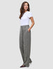 En kvinna klädd i en vit t-shirt och gråa Women Ashryn Pants Wide Domino Herringbone med hög midja.
