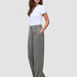 En kvinna klädd i en vit t-shirt och gråa Women Ashryn Pants Wide Domino Herringbone med hög midja.