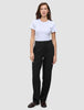 En person som bär en vit t-shirt och byxor av modellen Women GO2 Pants Straight Black med raka ben.