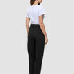 En person sedd bakifrån, klädd i en vit t-shirt och ett par Women GO2 Pants Straight Black.