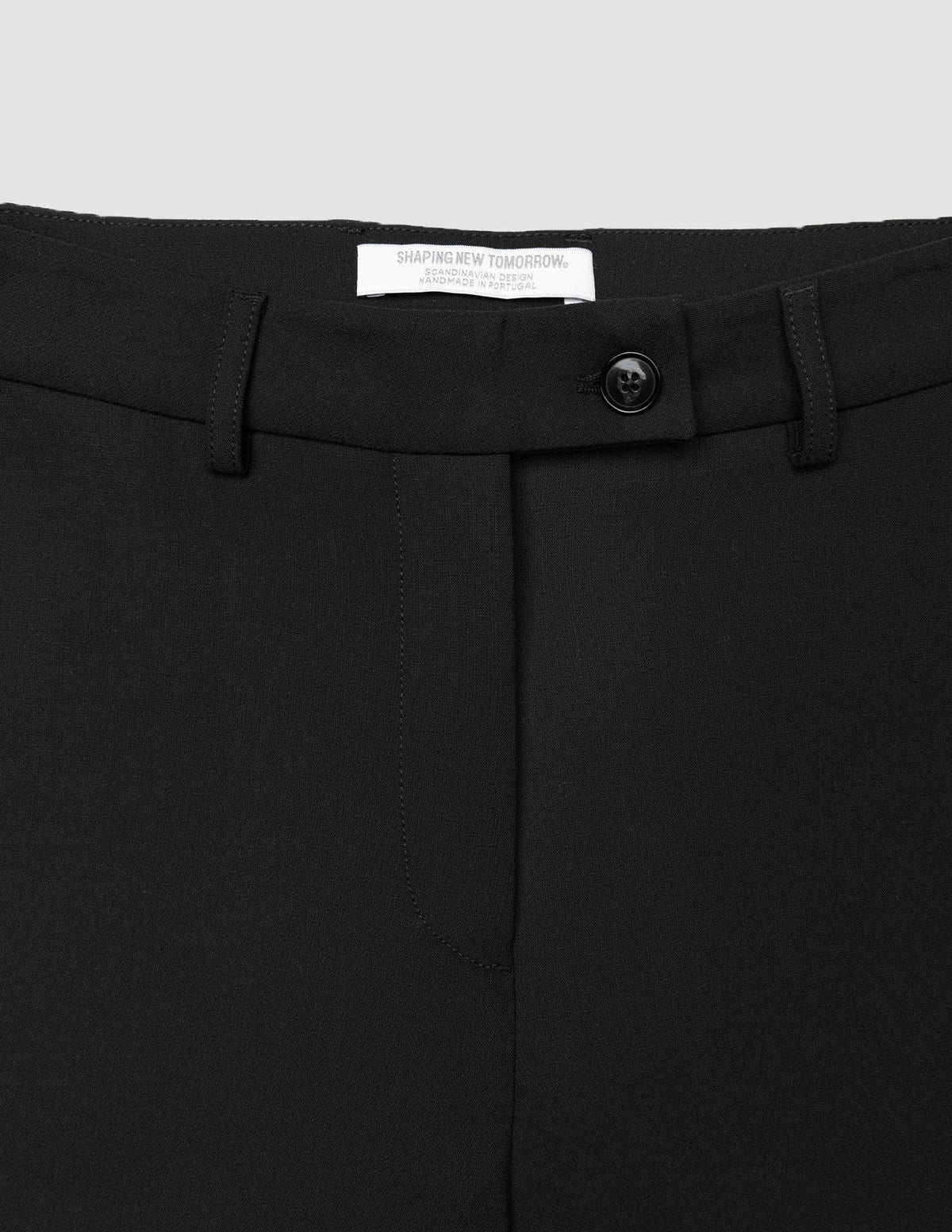 Närbild på det svarta midjebandet och knäppningen på Women GO2 Pants Straight Black.