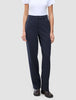 En person klädd i en vit t-shirt, Women GO2 Pants Straight Blue Nights och mörka skor, vilket återspeglar en skandinavisk estetik.