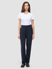 En kvinna bär en vit T-shirt med rund hals och byxor av modellen Women GO2 Pants Straight Blue Nights med raka ben i skandinavisk design.