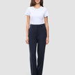 En kvinna bär en vit T-shirt med rund hals och byxor av modellen Women GO2 Pants Straight Blue Nights med raka ben i skandinavisk design.