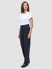 En kvinna bär en vit t-shirt och mörkblå Women GO2 Pants Straight Blue Nights i en rak skärning med skandinavisk design.