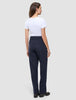 En kvinna bär en vit t-shirt och byxorna Women GO2 Pants Straight Blue Nights, som har raka ben och en skandinavisk design.
