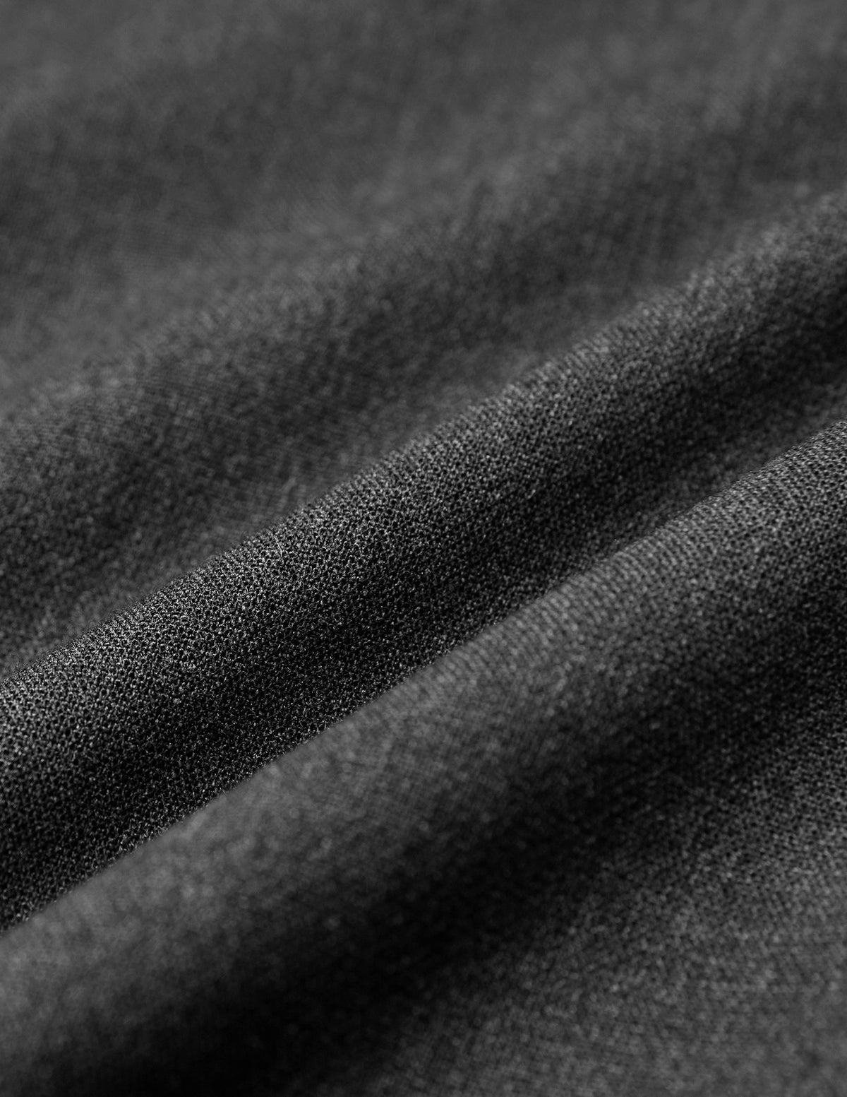 Närbild på veck i mörkgrå melerade Women GO2 Pants Straight-byxor med skandinavisk design.