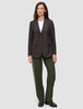 En mörkbrun blazer med smala ränder över en vit t-shirt, i kombination med Women GO2 Pants Straight Dusty Olive i klassisk design.