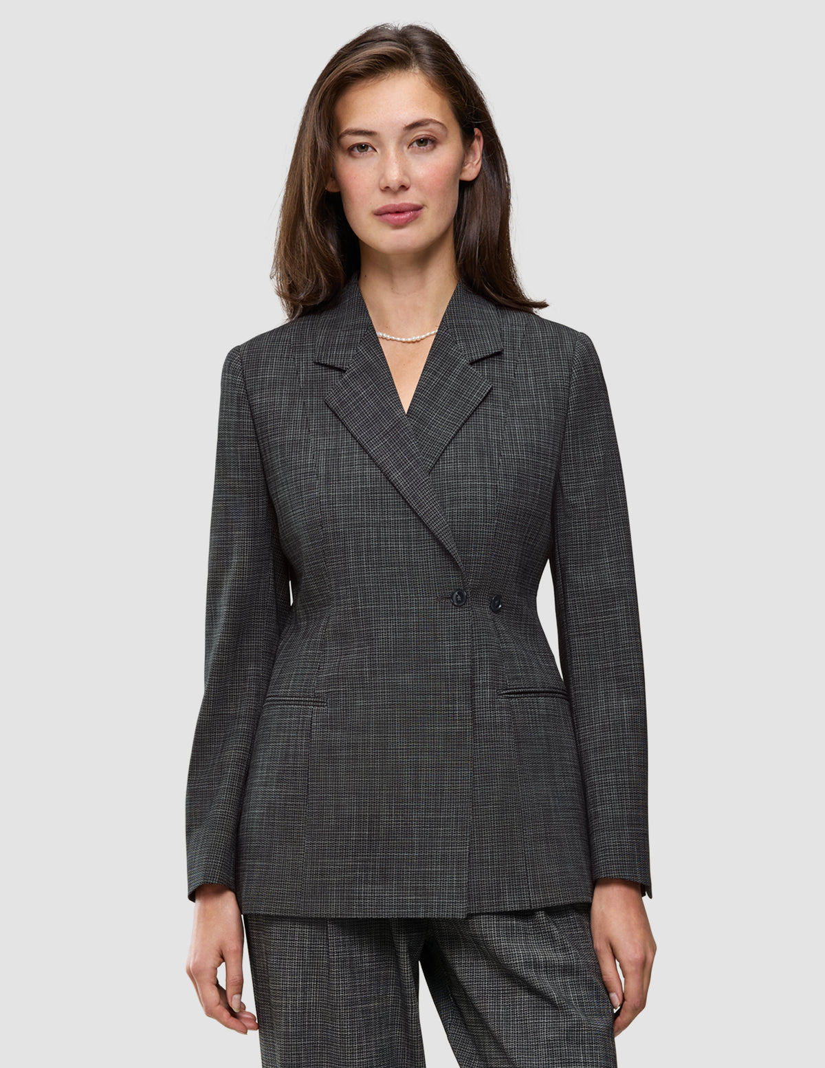 Damblazer Nara – figursydd, svart rutig, i dubbelknäppt modell med mikrorutor, skårade kragar och 360°-stretch.