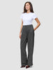 En person klädd i en vit t-shirt och ett par Women Nara Pants Wide Black Check med mörkgrått rutmönster.