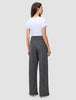En kvinna sedd bakifrån, klädd i en vit t-shirt och byxor av modellen Women Nara Pants Wide Black Check med mörkgrå rutmönster.