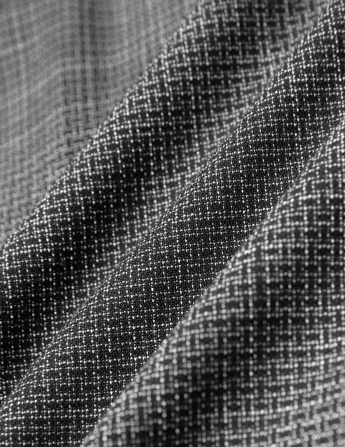 Närbild på byxorna Women Nara Pants Wide Black Check, tillverkade i ett svart tyg med 360°-stretch och ett vitt rutmönster i mjuka veck.