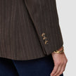Närbild på en brun Women Serene Blazer Regular Walnut Herringbone-kavaj med tre knappar och ett guldarmband.