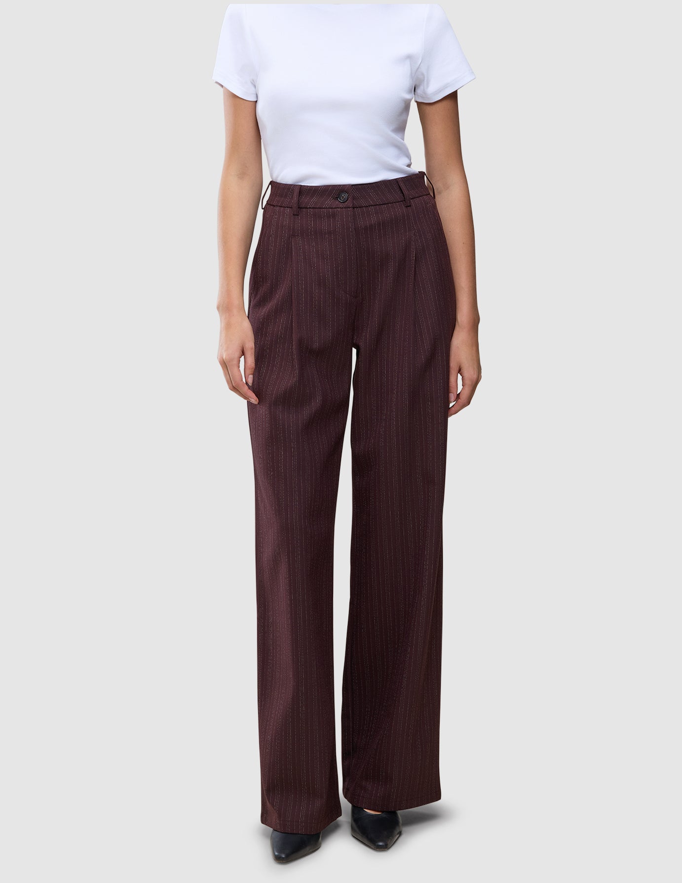 Dambyxor Serene Pants Wide Berry Pinstripe i mörk bärfärgad finrandig tyg, med hög midja, vida ben och en stilren design.