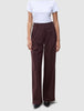 Dambyxor Serene Pants Wide Berry Pinstripe i mörk bärfärgad finrandig tyg, med hög midja, vida ben och en stilren design.