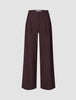 Dambyxor Serene Wide Berry Pinstripe: byxor med vida ben i mörkt bärfärgat finränder, hög midja och veckdetaljer.