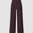 Dambyxor Serene Wide Berry Pinstripe: byxor med vida ben i mörkt bärfärgat finränder, hög midja och veckdetaljer.