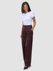 En kvinna i en vit t-shirt och byxor av modellen Women Serene Pants Wide Berry Pinstripe.