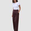 En kvinna i en vit t-shirt och byxor av modellen Women Serene Pants Wide Berry Pinstripe.