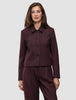 En kvinna bär en Women Serene Short Jacket Berry Pinstripe med bärfärgade smala ränder i ullliknande material och krage.
